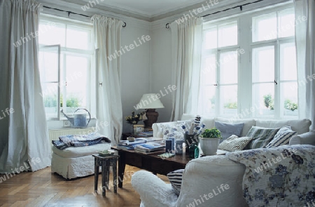 Weiss-blaues Wohnzimmer