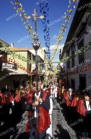 Eine Prozession in der Altstadt im Stadtzentrum von Funchal auf der Blumeninsel Madeira, Portugal. 