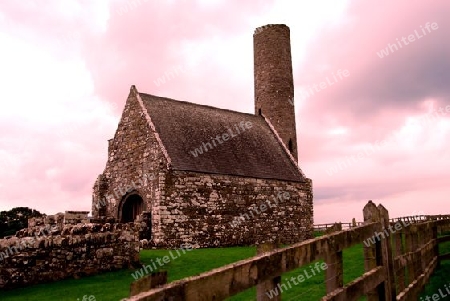 Alte Kirche und Turm auf Holy Island/Irland