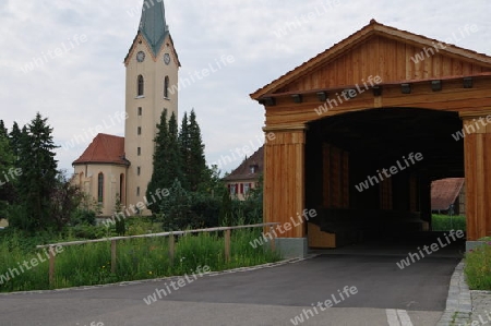 Dorfkirche neben Holzbr?cke