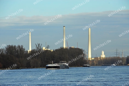 Industrieanlage und Transportschiff auf dem Rhein
