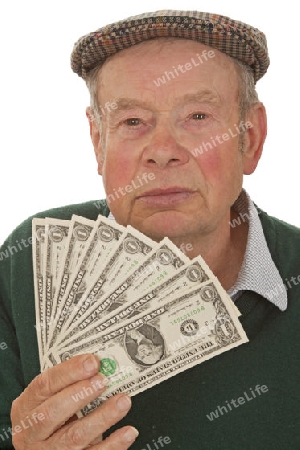 Senior mit Geldscheinen auf hellem Hintergrund
