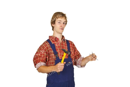 Junger Mann mit Hammer auf hellem Hintergrund