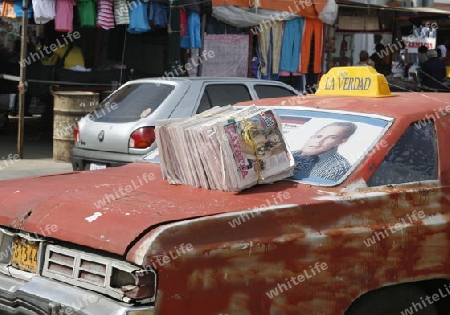 Amerika, Suedamerika, Venezuela, MaracaiboEin Taxi mit einem Bund Zeitungen auf dem Markt in der Altstadt der Kolonialstadt Coro im Nordwesten von Venezuela.  