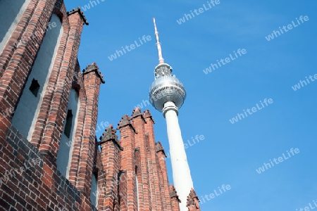 Berlin Alexanderplatz ? Fernsehturm und Marienkirche von schraeg unten gesehen