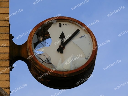 alte Uhr zerbrochen gesehen Alt-Stralau