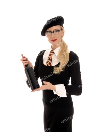 Frau mit einer Weinflasche