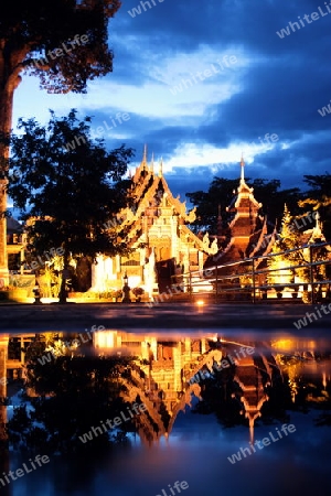 Die Architektur des Wat Chedi Luang Tempel in Chiang Mai im Norden von Thailand.  