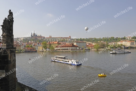Ausflugsschiffe auf der Moldau an der Karlsbruecke,  Prag, Boehmen, Tschechien, Europa