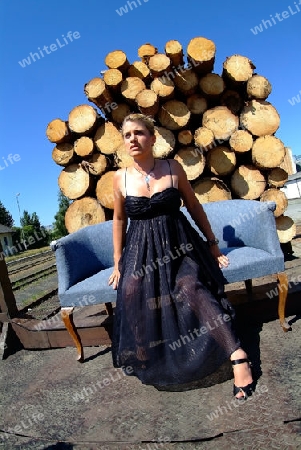 Frau auf Sofa vor Holz