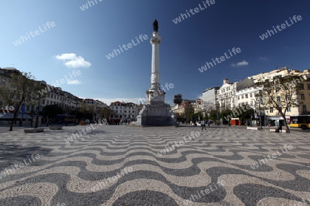 Der Platz Rossio mit dem National Theater in der Altstadt von Lissabon  in Portugal.