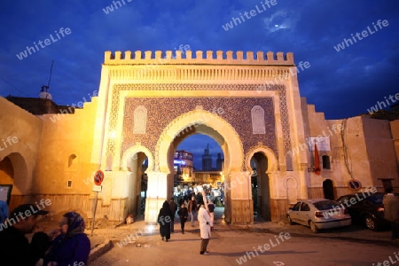 Das Blaue Tor am Bab Bou Jeloud Platz auf dem Souq in der Medina oder Altstadt in Fes im Norden von Marokko in Nordafrika.