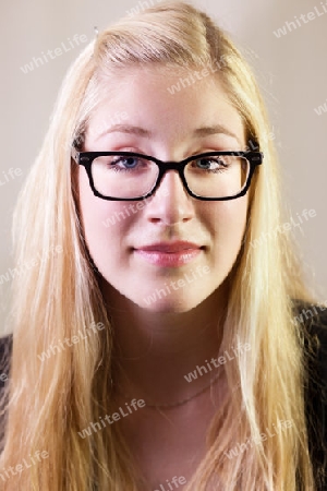 Portrait einer jungen Frau mit Brille