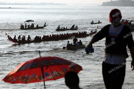 Ruderinnen beim traditionellen Bootsrennen auf dem Mekong River in Vientiane der Hauptstadt von Laos in Suedostasien.  
