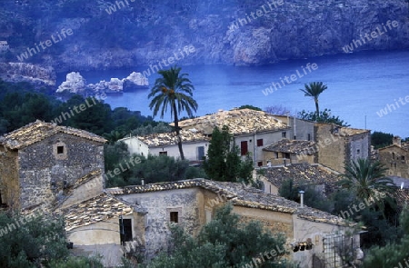 Das Bauerndorf Deia oder Deya mit den alten traditionellen Steinhaeusern im Februar 2005 im nord-westen der Insel Mallorca einer der Balearen Inseln im Mittelmeer.  