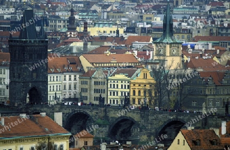 Die Karlsbruecke ueber dem Vltava Fluss von Prag der Hauptstadt der Tschechischen Republik
