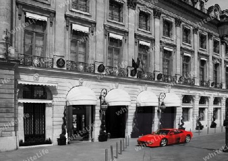 Roter Ferrari vor Luxushotel in Paris