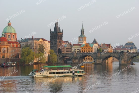 Karlsbr?cke ?ber die Moldau in Prag / Charles Bridge over the Vltava river in Prague