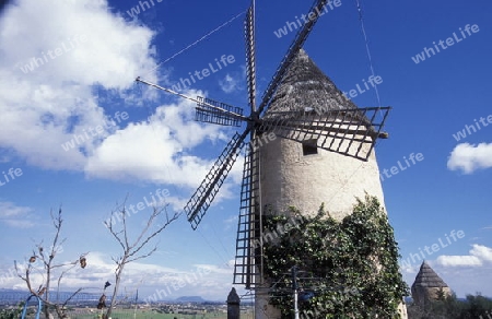 Eine traditionelle Windmuehle in Montuiri welche in der Landwirtschaft verwendert wurde steht im Zentrum der Insel Mallorca einer der Balearen Inseln im Mittelmeer.   