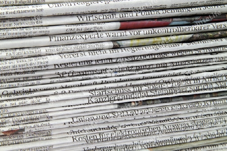 Gestapelte Tageszeitungen im Detail