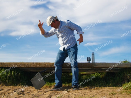 Angry man on the beach shouting at his notebook - W?tender Mann am Strand schimpft auf seinem Notebook