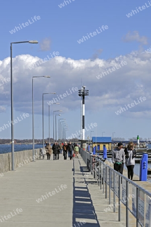 Touristen spazieren auf der Mole angeln  im alten Hafen von Stralsund ,  Unesco Weltkulturerbe, Mecklenburg Vorpommern, Deutschland, Europa , oeffentlicher Grund