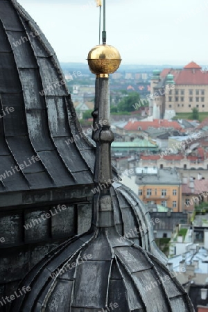Sicht vom Turm der Marienkirche auf den Rynek Glowny Platz in der Altstadt von Krakau im sueden von Polen.  