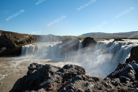 Der Nordosten Islands, der aufgrund seiner Wassermassen imponierende Wasserfall Godafoss (G?tterwasserfall) 
