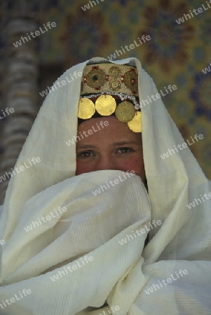 Ein Paar in traditionelle Hochzeitskleidung in Mahdia am Mittelmeer im Nordosten von Tunesien in Nordafrika.