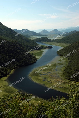 Die Landschaft bei Rijeka Crnojevica mit dem Fluss Rijeka Crnojevica am westlichen ende des Skadarsko Jezero See oder Skadarsee in Zentral Montenegro in Montenegro im Balkan am Mittelmeer in Europa.