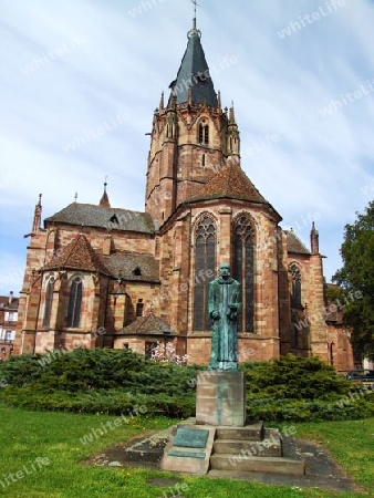 Wissembourg Kirche mit Denkmal