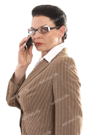 Gesch?ftsfrau mit Brille beim telefonieren 
