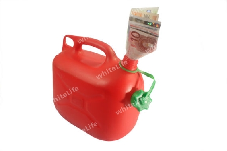 Roter Benzinkanister mit Banknoten freigestellt auf weissem Hintergrund