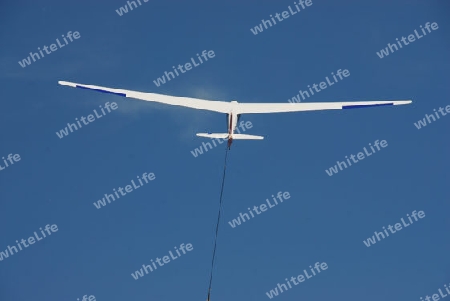 Segelflugzeug beim Start mit Seilwinde
