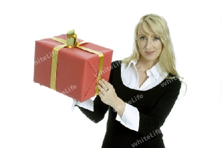 Frau mit einem roten Geschenk