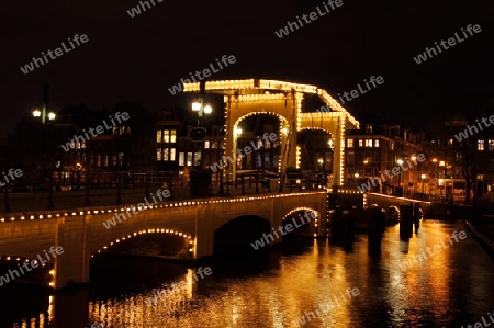 Magere Br?cke in Amsterdam bei Nacht