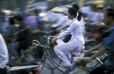 Schuelerinnen auf dem Schulweg in der Stadt Cantho im Mekong Delta im sueden von Vietnam in Suedostasien.  