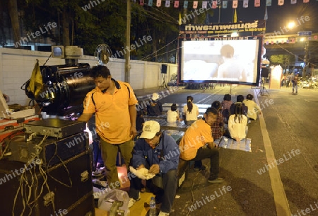 Ein openair Kino bei einem Fest am Santichaiprakan Park am Mae Nam Chao Phraya in der Hauptstadt Bangkok von Thailand in Suedostasien.