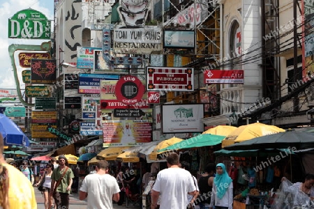 Werbung und das Alltagsleben in der Khao San Road in Bangkok der Hauptstadt von Thailand in Suedostasien.  