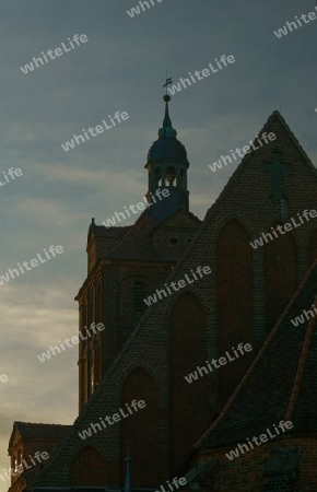 Teilansicht der Sankt Marienkirche in Dommitzsch, mit Teilen des Kirchenschiffs und des Glockenturms, in der Abendd?mmerung.