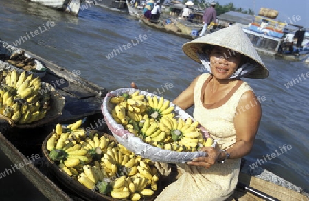Marktleute treiben auf einem Fluss im Mekong Delta bei der Stadt Can Tho im sueden von Vietnam in Suedost Asien.