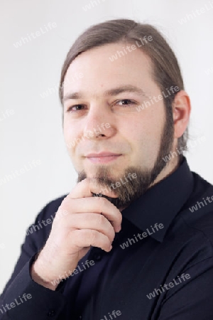 Portrait eines jungen Mannes mit Bart
