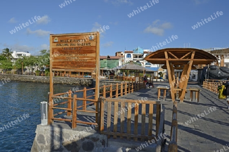 Kai mit Begr?ssungstafel am Hafen von Puerto Baquerizo Moreno, Insel San Cristobal, Galapagos , Unesco Welterbe, Ecuador, Suedamerika