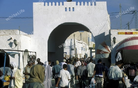 Der Markt auf dem Dorfplatz in der Altstadt von Douz im Sueden von Tunesien in Nordafrika.  (KEYSTONE/Urs Flueeler)