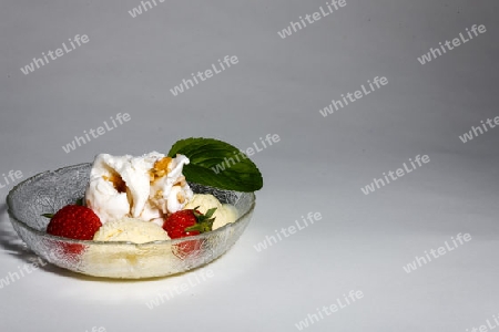 Vanilleeis mit Erdbeere in einer Glasschale,Vanilla ice cream with strawberry in a glass dish