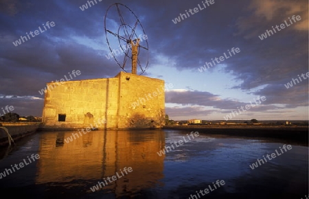 Eine traditionelle Windmuehle welche in der Landwirtschaft verwendert wurde steht im Zentrum der Insel Mallorca einer der Balearen Inseln im Mittelmeer. 