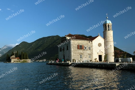 Die Klosterinsel und Insel Gospa od Skrpjela vor Persat in der inneren Bucht von Kotor in Montenegro im Balkan am Mittelmeer in Europa.