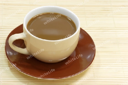 Tasse Kaffee auf hellem Hintergrund