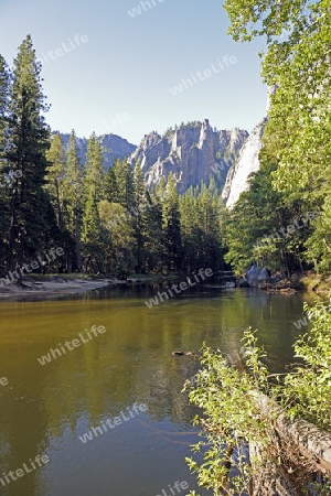 typische Landschaftsform bei Sonnenaufgang, mit Merced River, im  Yosemite Nationalpark, Kalifornien, USA