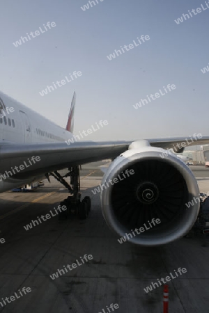Flugzeugtriebwerk mit Fluegel an Flughafen von Dubai